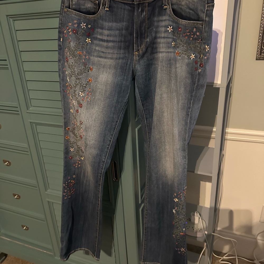 DRIFTWOOD Floral Embroidered Blue Flare Jeans Women’s size 31. Classic fit.